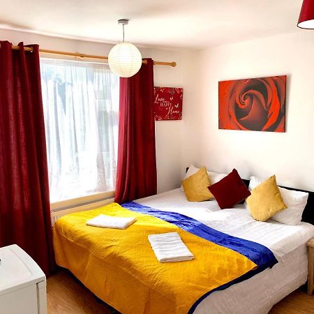 Studio Apartment, Private Bathroom And Parking Ilford Extérieur photo