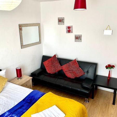 Studio Apartment, Private Bathroom And Parking Ilford Extérieur photo