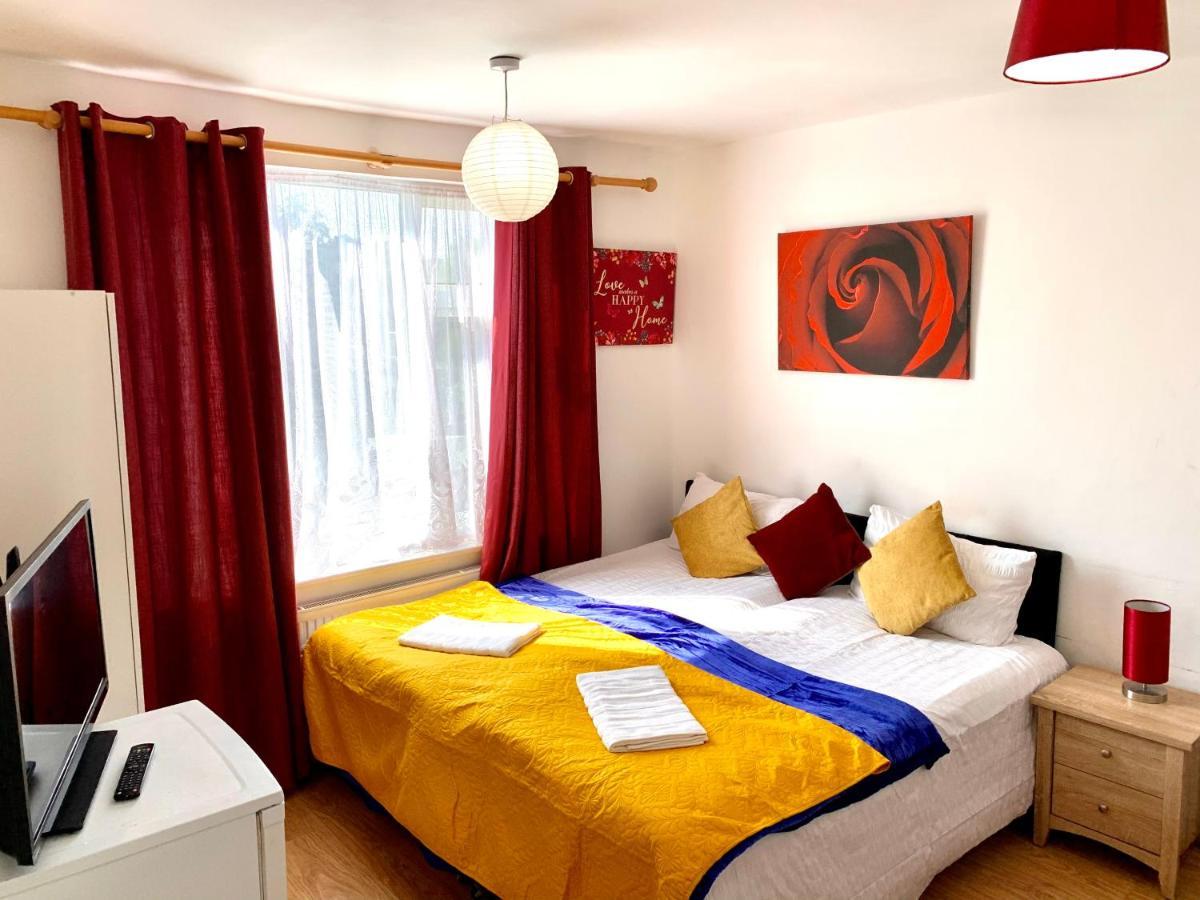 Studio Apartment, Private Bathroom And Parking Ilford Extérieur photo