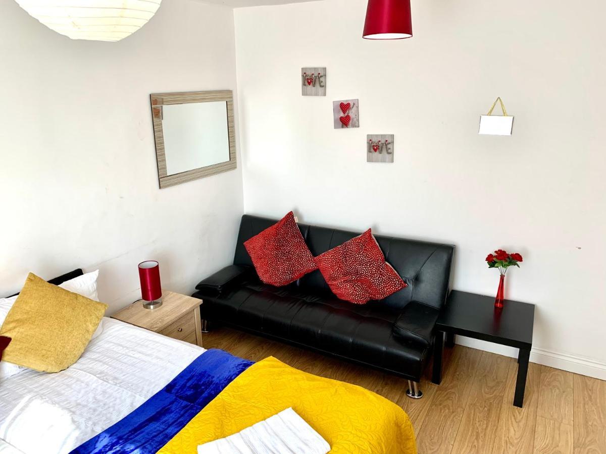 Studio Apartment, Private Bathroom And Parking Ilford Extérieur photo