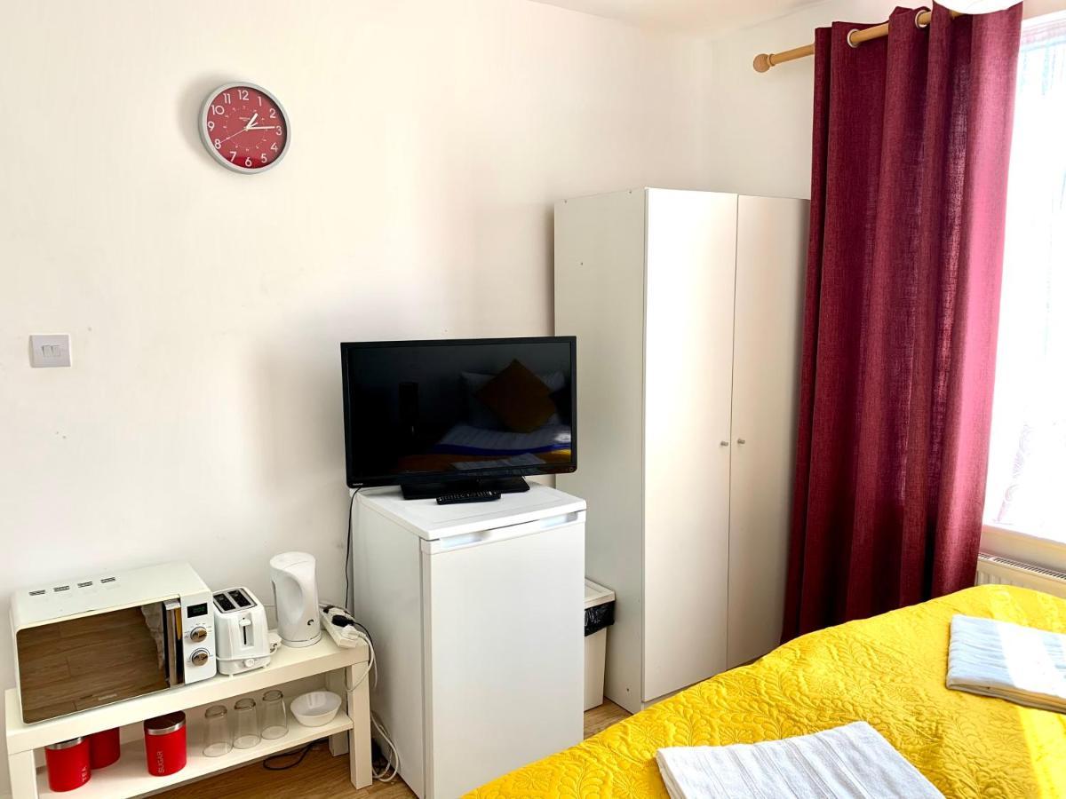 Studio Apartment, Private Bathroom And Parking Ilford Extérieur photo