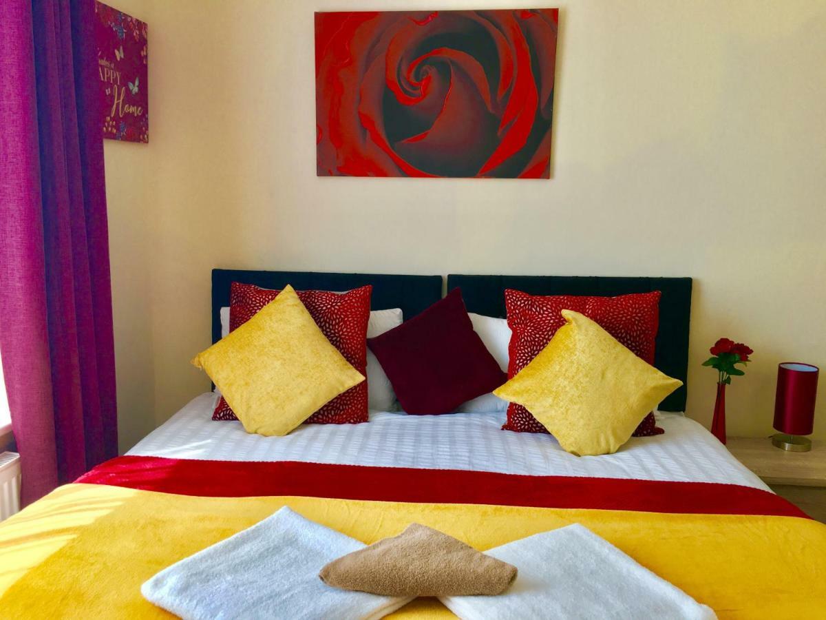 Studio Apartment, Private Bathroom And Parking Ilford Extérieur photo