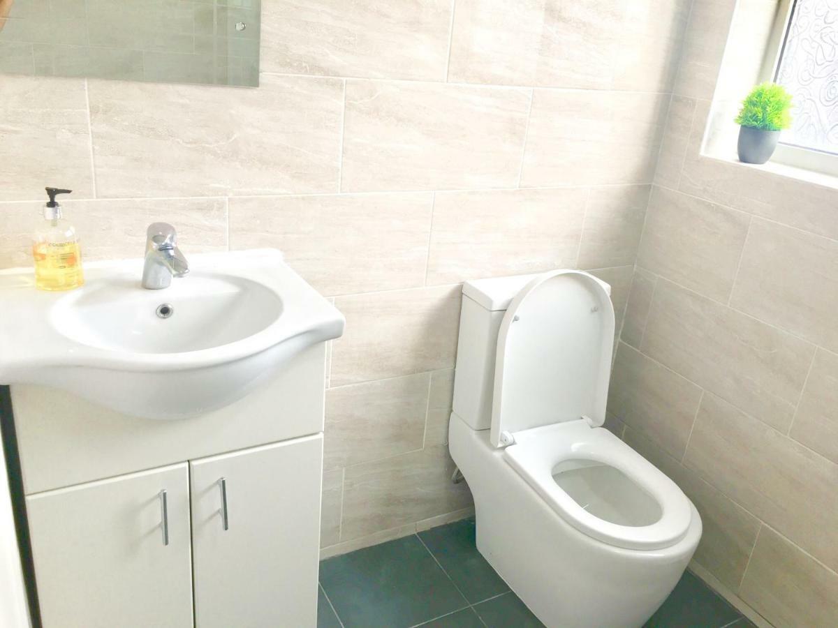 Studio Apartment, Private Bathroom And Parking Ilford Extérieur photo