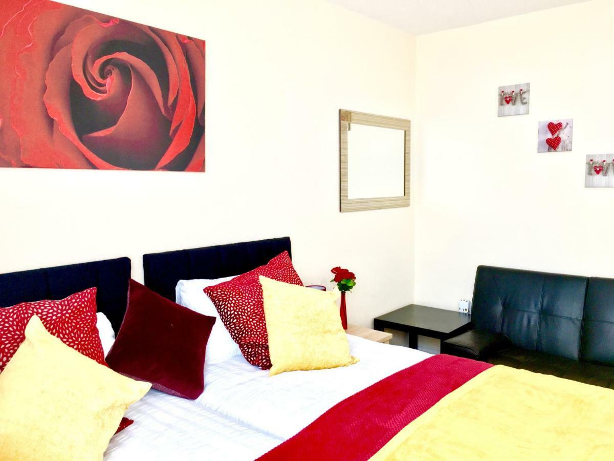 Studio Apartment, Private Bathroom And Parking Ilford Extérieur photo