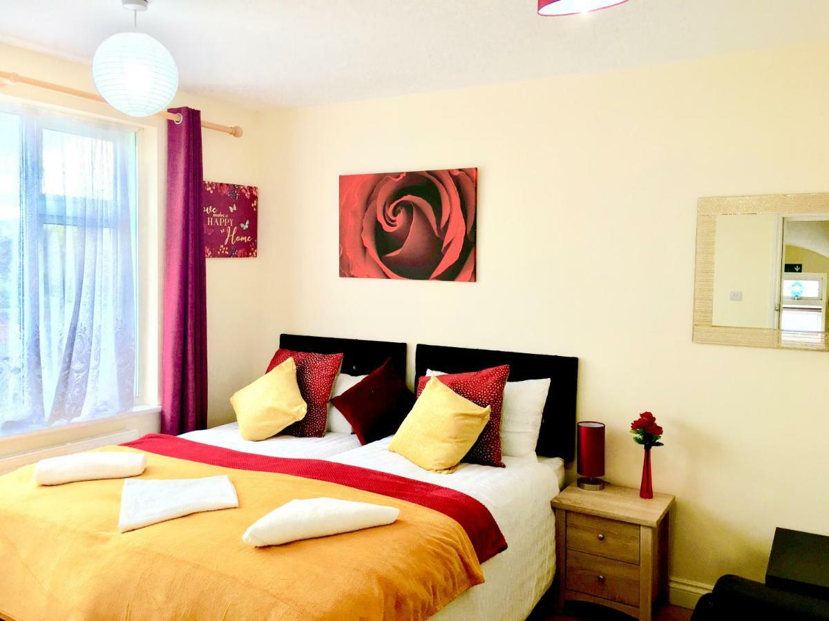 Studio Apartment, Private Bathroom And Parking Ilford Extérieur photo
