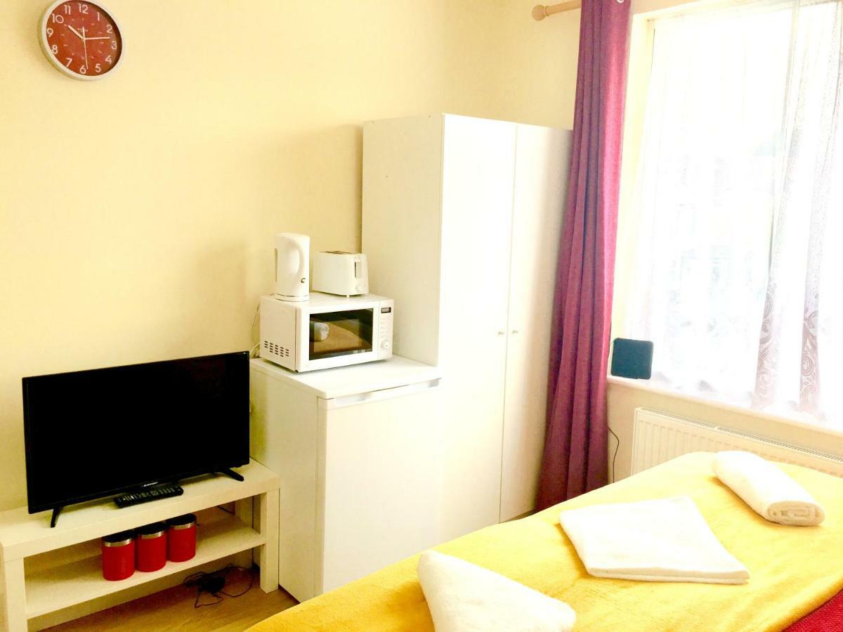 Studio Apartment, Private Bathroom And Parking Ilford Extérieur photo