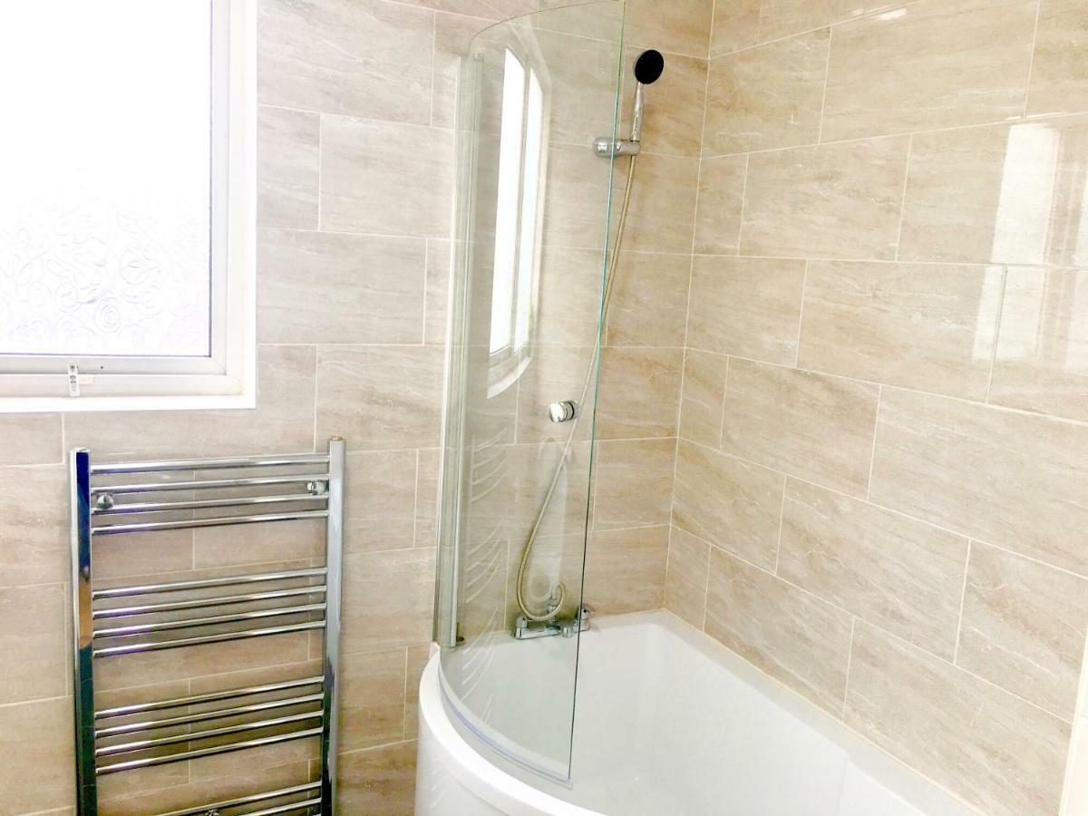 Studio Apartment, Private Bathroom And Parking Ilford Extérieur photo