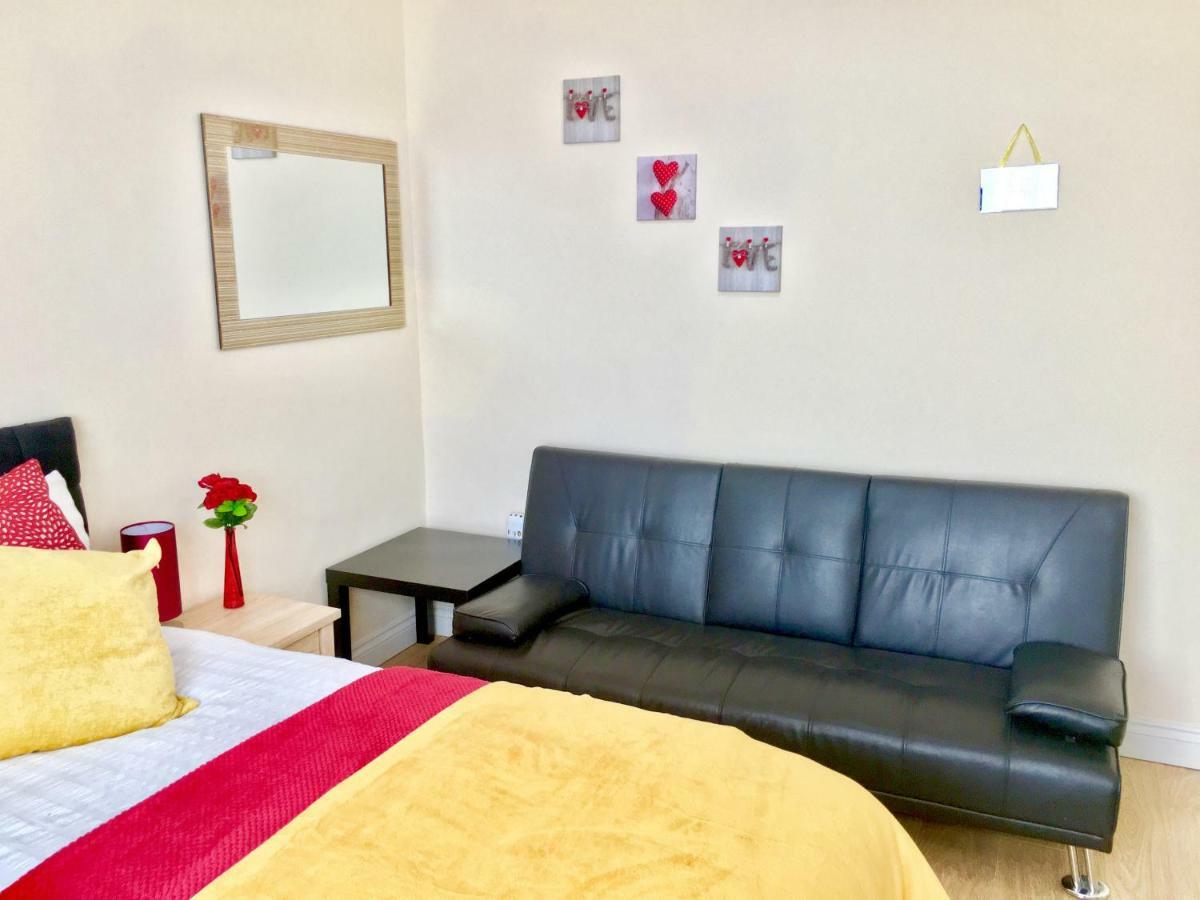 Studio Apartment, Private Bathroom And Parking Ilford Extérieur photo