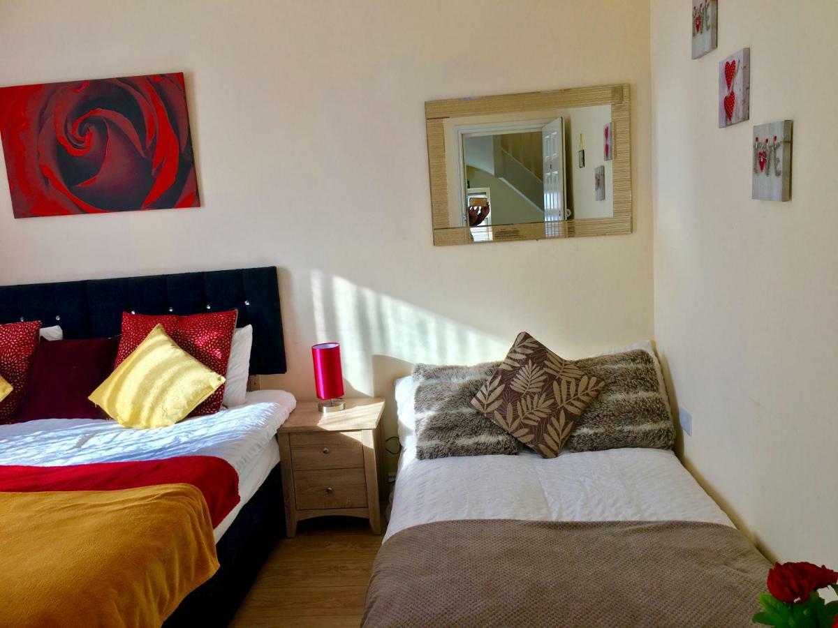 Studio Apartment, Private Bathroom And Parking Ilford Extérieur photo