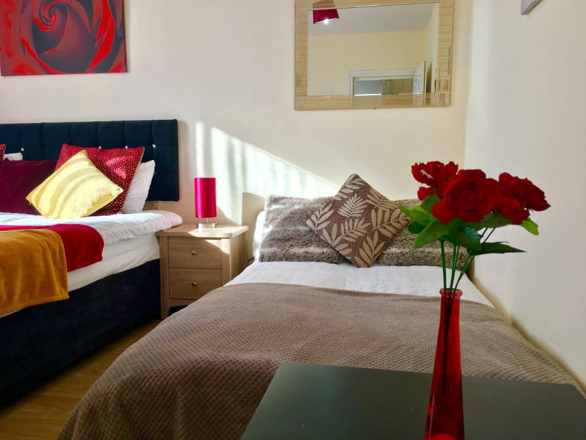 Studio Apartment, Private Bathroom And Parking Ilford Extérieur photo