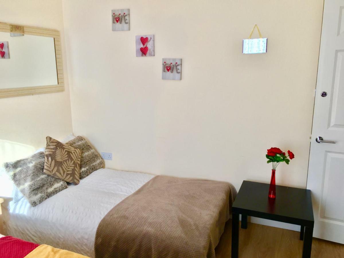 Studio Apartment, Private Bathroom And Parking Ilford Extérieur photo