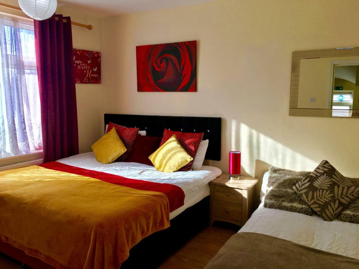 Studio Apartment, Private Bathroom And Parking Ilford Extérieur photo