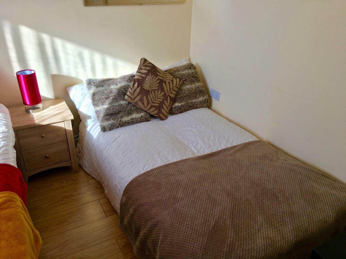 Studio Apartment, Private Bathroom And Parking Ilford Extérieur photo