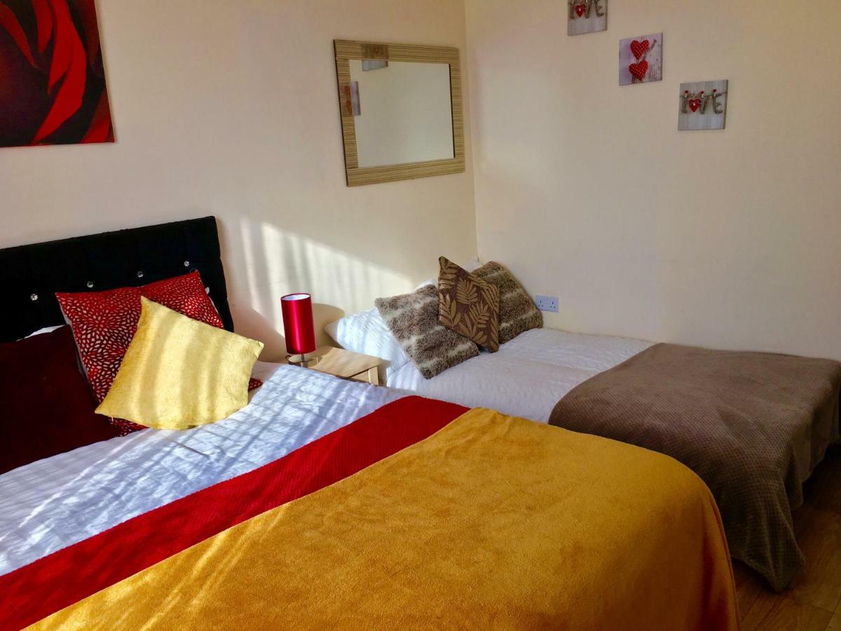 Studio Apartment, Private Bathroom And Parking Ilford Extérieur photo